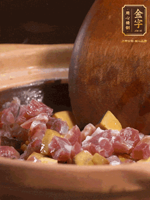 熱油下蒜片，倒入香腸丁、牛肝菌丁翻炒出香味