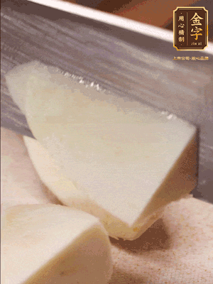 茭白去殼，底部一層老皮刨掉，切成滾刀塊