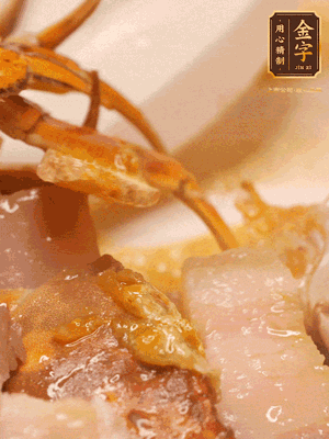 顏色變紅時(shí)，放蔥結(jié)、姜片煸香，再放咸肉、茭白、毛豆翻炒