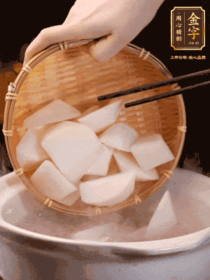大火煮開(kāi)后，轉(zhuǎn)中小火燉40分鐘，挑出蔥結(jié)，再下蘿卜燉20分鐘