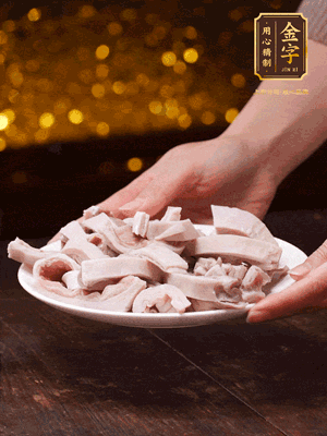 豬肚冷水下鍋，姜蔥料酒去腥，水開(kāi)煮5分鐘，撈出，切小塊。