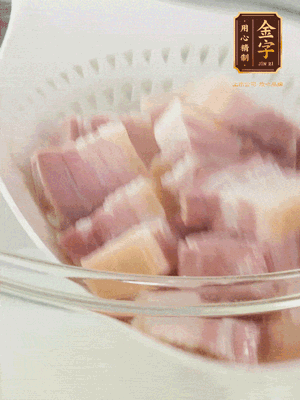 金字淡咸肉、排骨分別加料酒、蔥、姜冷水下鍋焯水，水開撇去浮沫撈出。