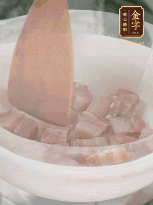 砂鍋內(nèi)咸肉微微煸出香味，再倒入開水。放排骨滾開后轉(zhuǎn)中小火篤30分鐘。（水盡量一次加足，以免中途加水沖淡鮮味。這一步是湯底濃白的關(guān)鍵）
