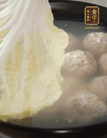 等獅子頭浮起來(lái)時(shí)再加白菜蓋。小火慢燉2小時(shí)