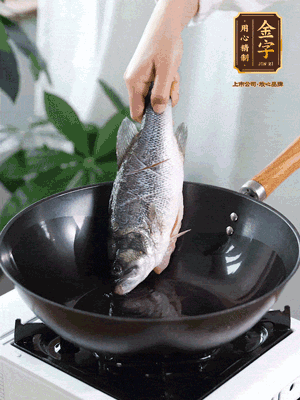 熱油，加1大勺豬油、姜片，再下鱸魚，煎至定型后翻面。（加點(diǎn)豬油，燉出的魚湯更容易變?yōu)榍逅哪贪咨?。?>
					</div>
					<span>步驟 3/6</span>
					<p>熱油，加1大勺豬油、姜片，再下鱸魚，煎至定型后翻面。（加點(diǎn)豬油，燉出的魚湯更容易變?yōu)榍逅哪贪咨＃?/p>
				</li><li>
					<div   id=