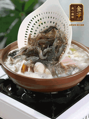 最后加一把蛤蜊、一把河蝦燜2分鐘，放一點(diǎn)白胡椒粉調(diào)味，撒上蔥花點(diǎn)綴！