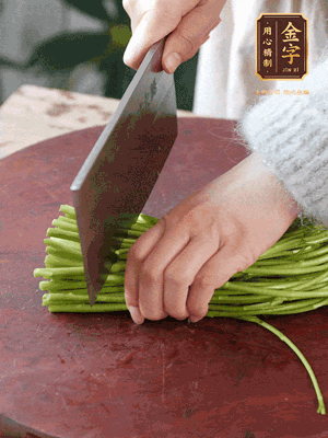 正嫩的藜蒿，掐頭去除根部，切小段