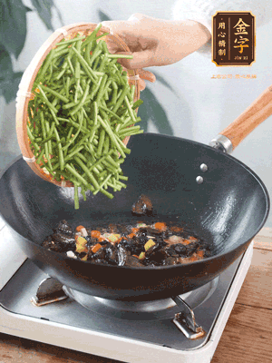 熱油煸香蒜末、姜粒、小米辣，再下臘肉煸炒出香味