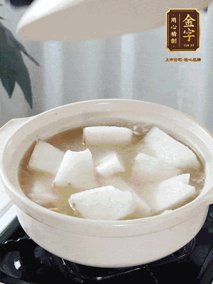 最后下冬瓜繼續(xù)燉煮10分鐘，撒上蔥花點綴。
