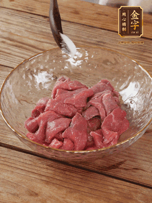 牛肉切丁，加黑胡椒海鹽、橄欖油腌10分鐘