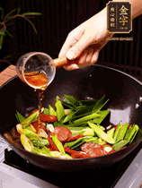 下蒜苗炒軟，沿鍋邊烹入一勺料酒，加醬油、蠔油、白糖調(diào)味炒勻