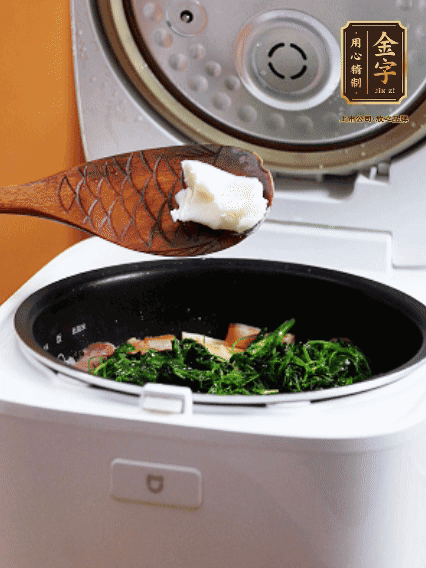 放入電飯鍋、加1勺豬油翻拌均勻